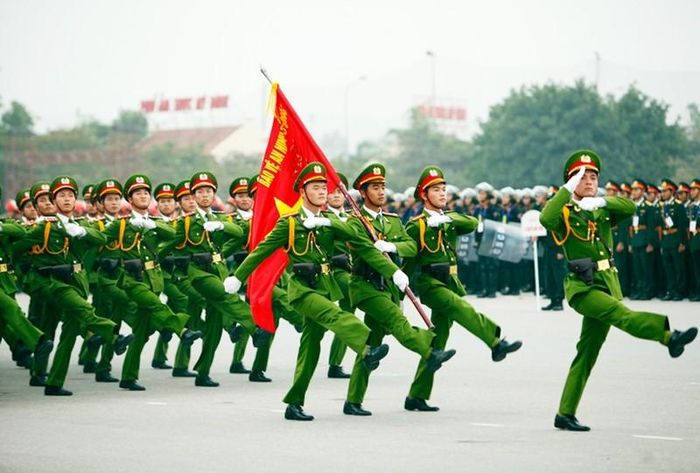 Luật được Quốc hội thông qua cũng sửa đổi, bổ sung hạn tuổi phục vụ cao nhất của hạ sĩ quan, sĩ quan công an. Ảnh minh họa