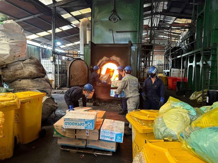 Lực lượng chức năng tiến hành tiêu hủy một số mặt hàng vi phạm. (Ảnh: Cục QLTT)