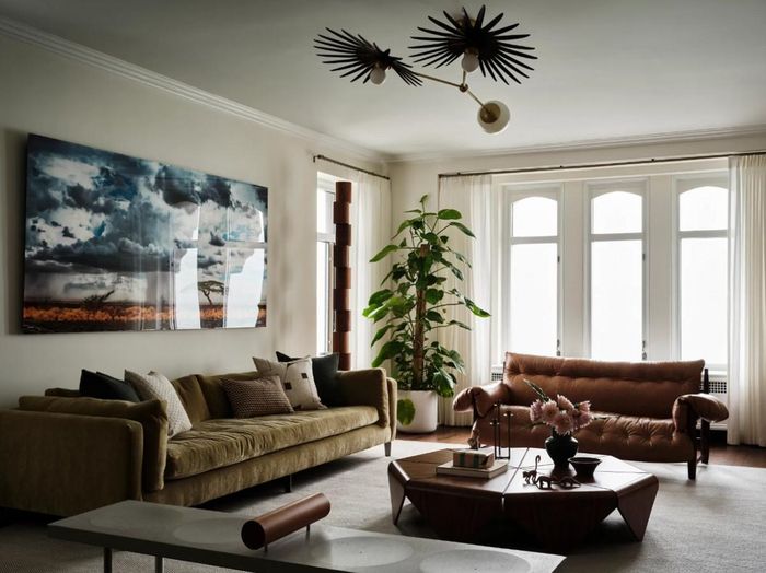 Có thể kết hợp với sofa để giảm bớt sự cứng nhắc: Phòng khách nổi bật với bộ sưu tập nội thất hiện đại kiểu Brazil bao gồm ghế sofa bọc da kiểu cổ điển và bàn cà phê được làm từ chất liệu gỗ ép. Bạn có thể sơn tường màu trắng hoặc màu be để làm nổi bật màu gỗ.