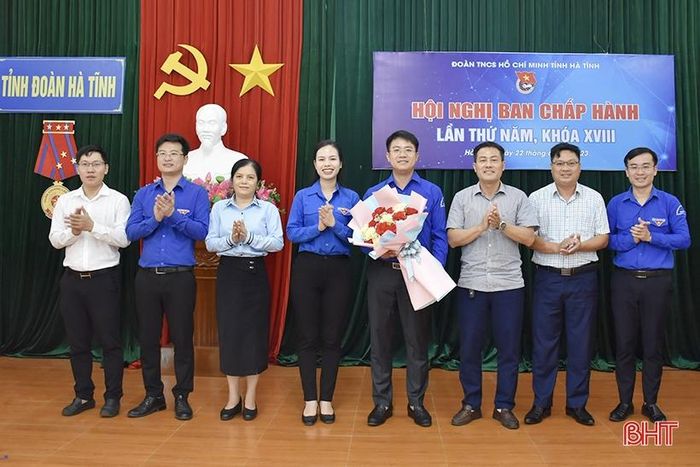 Đại diện các ban Đảng Tỉnh ủy, Đảng ủy Khối CCQ&DN tỉnh, lãnh đạo Tỉnh đoàn tặng hoa chúc mừng tân Phó Bí thư Tỉnh đoàn.