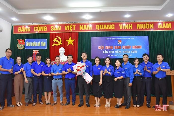 Các cơ sở đoàn tặng hoa chúc mừng tân Phó Bí thư Tỉnh đoàn.