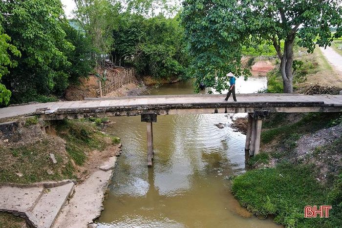 Theo quan sát, cây cầu dài khoảng 20m, chiều rộng 2m, cao 3 - 4m và không có lan can. Cầu hẹp khiến người dân luôn có cảm giác bất an. Ngoài ra, phương tiện, máy móc kích cỡ lớn phục vụ sản xuất nông nghiệp không thể đi qua cầu khiến bà con phải đi đường vòng mất rất nhiều thời gian.