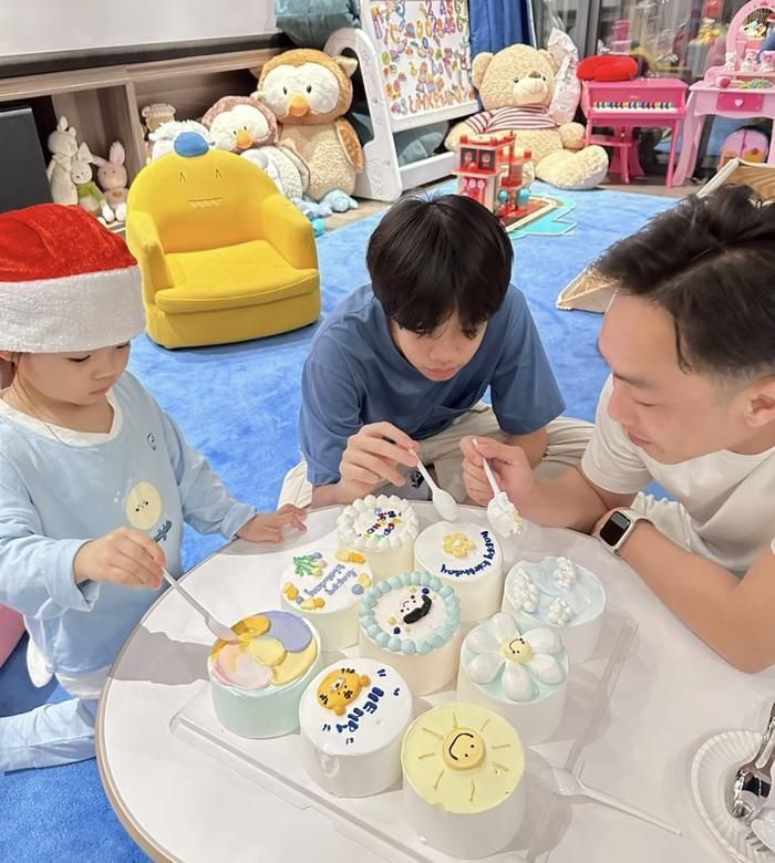 Suchin là cánh tay đắc lực phụ ba tổ chức sinh nhật cho anh Hai. 