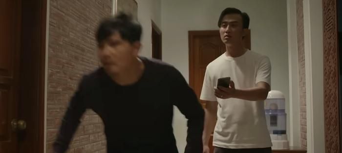Công hoảng hốt bỏ đi sau khi đọc được tin nhắn Hà nhắn cho Thành.