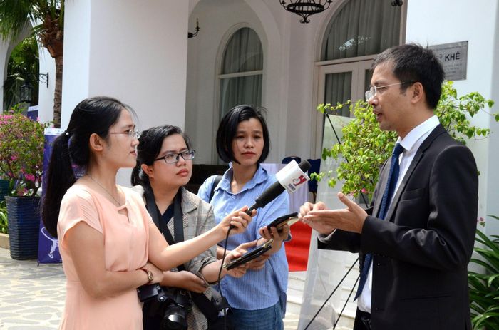 Phóng viên Xuân Quỳnh (thứ 2, bên trái sang) đang tác nghiệp tại một sự kiện.