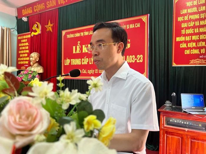 Đại diện Trường Chính trị tỉnh phát biểu quán triệt nội dung khóa học.