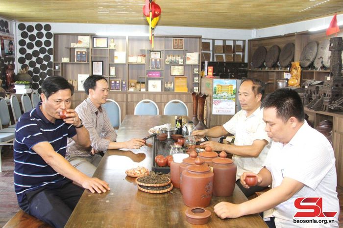 Du khách thưởng thức chè tại Công ty TNHH Trà và đặc sản Tây Bắc.Ảnh: Minh Tuấn