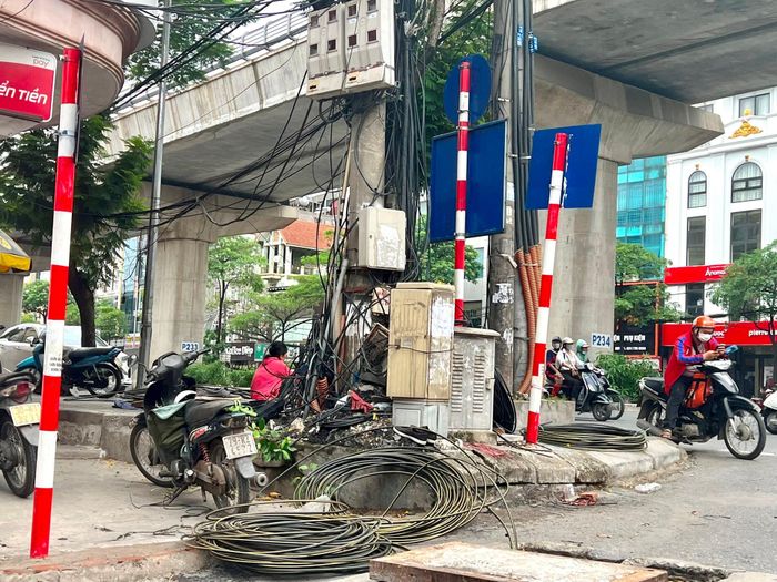 "Mạng nhện" giăng kín từ chân cột điện đến ngọn tại số 1 Trần Bình, phường Mai Dịch (quận Cầu Giấy).