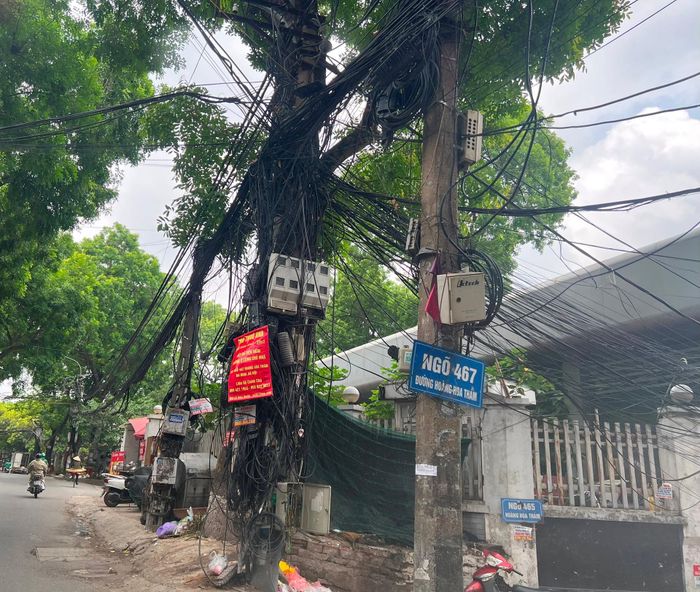 "Ma trận" tại đường Hoàng Hoa Thám, đoạn qua ngõ 467 Hoàng Hoa Thám, phường Vạn Phúc (quận Ba Đình).
