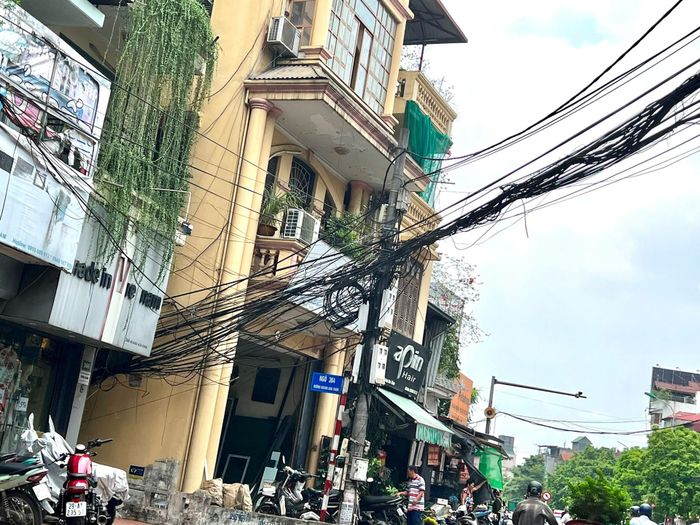 Dây điện, cáp viễn thông vắt ngang sang đường ở ngõ 364 Hoàng Hoa Thám, phường Thụy Khuê (quận Tây Hồ).