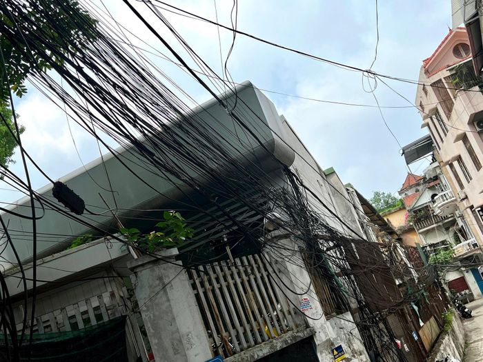 Các loại dây điện, cáp viễn thông giăng như "mắc cửi" tại ngõ 465 Hoàng Hoa Thám, phường Vạn Phúc (quận Ba Đình).