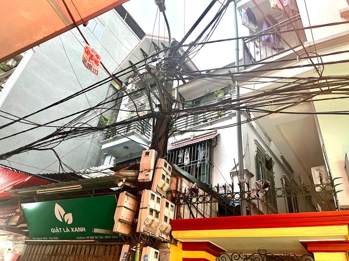 Các loại dây loằng ngoằng tại ngách 91/6 Cầu Diễn (quận Bắc Từ Liêm).