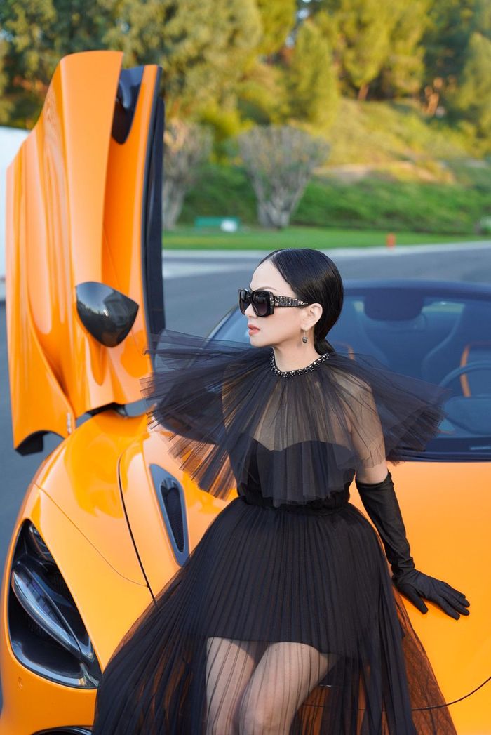 Đam mê tốc độ nên tỷ phú Chính Chu rất mê loạt phim “Fast &amp; Furious”. Chính vì vậy, với mỗi chiếc xe được sản xuất riêng cho bộ phim mà cụ thể là cho nam diễn viên chính Vin Diesel lái, Chính Chu đều đặt thêm cho mình một chiếc. Những chiếc xe này là các phiên bản giới hạn chỉ duy nhất có Chính Chu và Vin Diesel sở hữu, điển hình là chiếc xe trong “Fast X”, phần phim mới nhất của thương hiệu này.