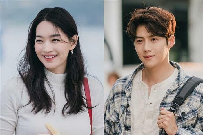 Shin Min Ah và Kim Seon Ho (phải) đóng chính trong "Điệu cha-cha-cha làng biển"