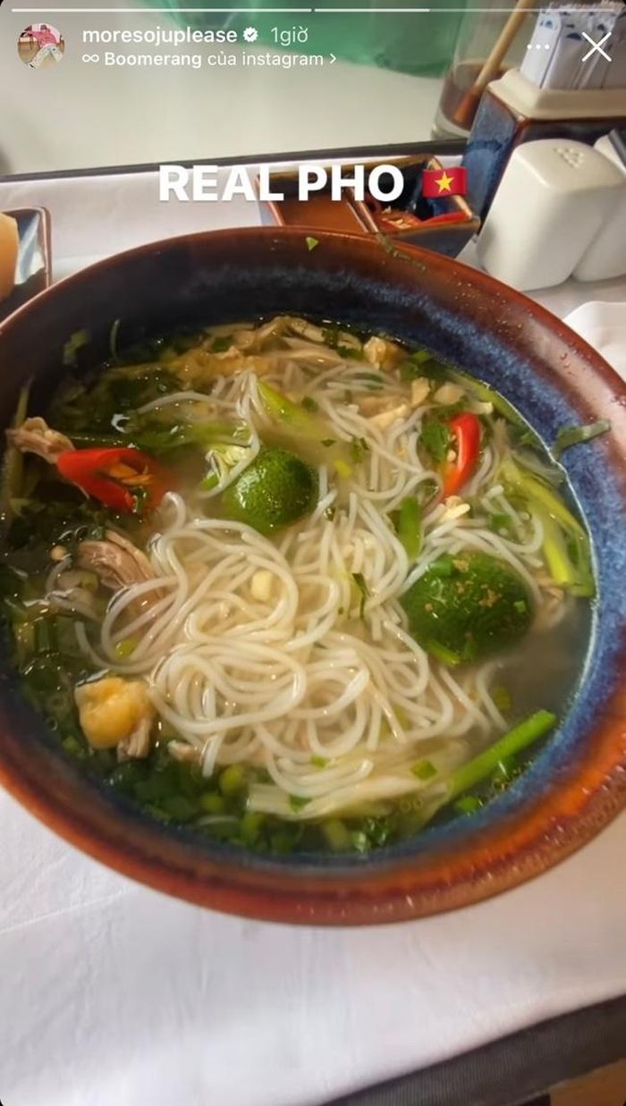 Mặc dù ăn bún nhưng Jay Park lại để chú thích là "Real pho" (tạm dịch: Chuẩn vị phở)