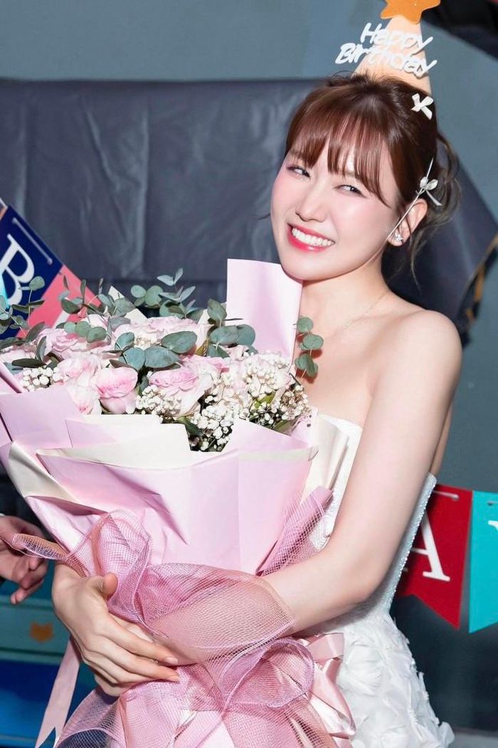 Hariwon xinh đẹp, hạnh phúc trong sự chúc mừng của bạn bè và người thân