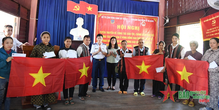  Đại diện Ban Dân vận Thành ủy Đà Nẵng và BTL Vùng Cảnh sát biển 2 trao quà tặng đồng bào. 