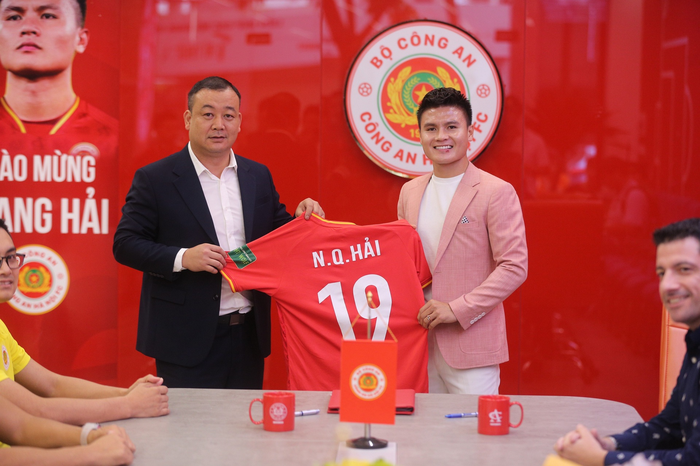  Quang Hải khoác áo số 19 tại Công an Hà Nội FC. Ảnh: MINH NGỌC
