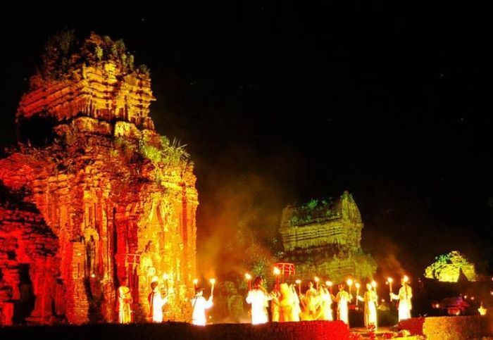 “Đêm Mỹ Sơn huyền thoại”.