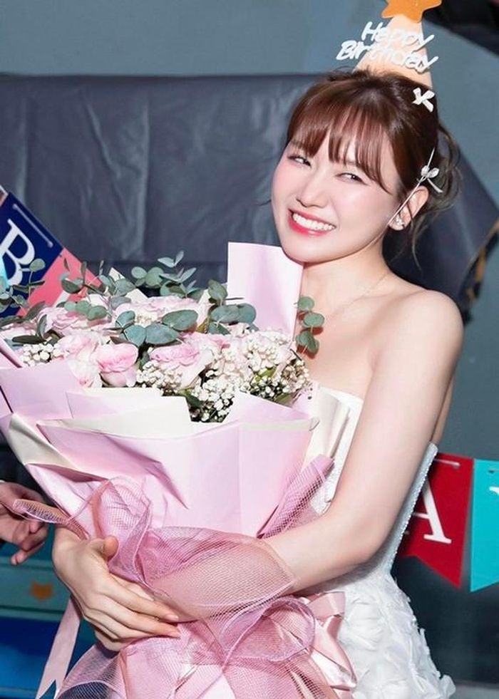 Hari Won khoe vẻ rạng rỡ ở tuổi 38.
