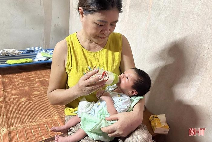 Cháu bé đang được giao cho nhà chùa chăm sóc.