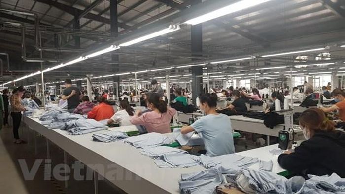 Sản xuất dệt may tại doanh nghiệp Tiên Sơn. (Ảnh: PV/Vietnam+)
