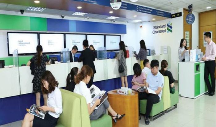 Giao dịch tại Standard Chartered. (Ảnh: PV/Vietnam+)
