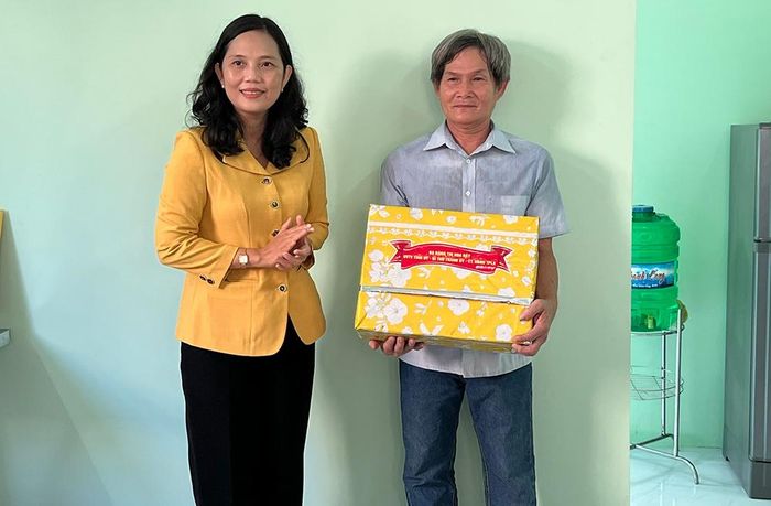 Bí thư Thành ủy, Chủ tịch UBND TP. Long Xuyên Đặng Thị Hoa Rây tặng quà cho gia đình ông Thức
