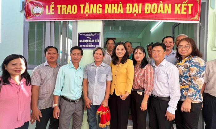 Bàn giao căn nhà mới cho gia đình ông Thức