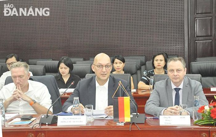 Ông Elmar Dutt (giữa), Chủ tịch Hiệp hội GBA tại Việt Nam phát biểu tại tọa đàm. Ảnh: THÀNH LÂN