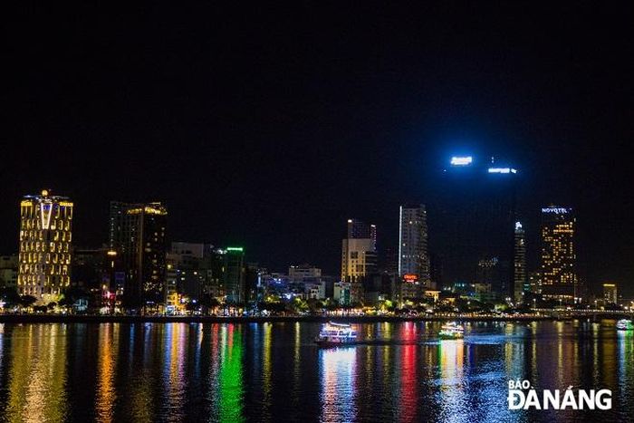 Các tòa nhà cao ốc như M Landmark, Novotel... giảm bớt điện chiếu sáng từ 20 giờ hằng ngày và tắt hoàn toàn sau 22 giờ để tiết kiệm điện.