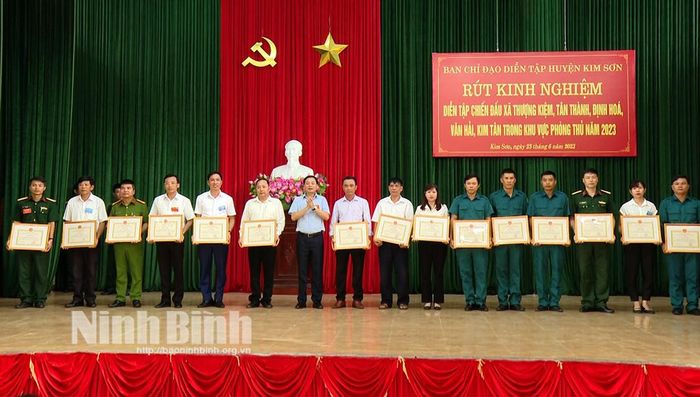 Lãnh đạo huyện Kim Sơn khen thưởng cho các tập thể và cá nhân có thành tích xuất sắc trong diễn tập.