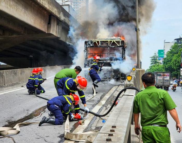 Hiện trường xe buýt cháy dữ dội.