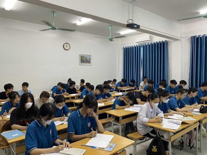 Học sinh lớp 12, Trường TH-THCS-THPT Nguyễn Bỉnh Khiêm (thành phố Hạ Long) ôn luyện cho kỳ thi tốt nghiệp trung học phổ thông năm 2023. Ảnh: LA