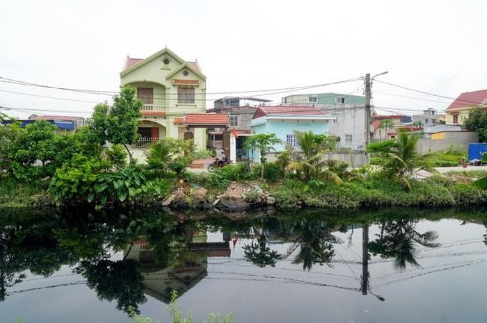 Một đoạn mương An Kim Hải còn lộ thiên, đen như hắc ín