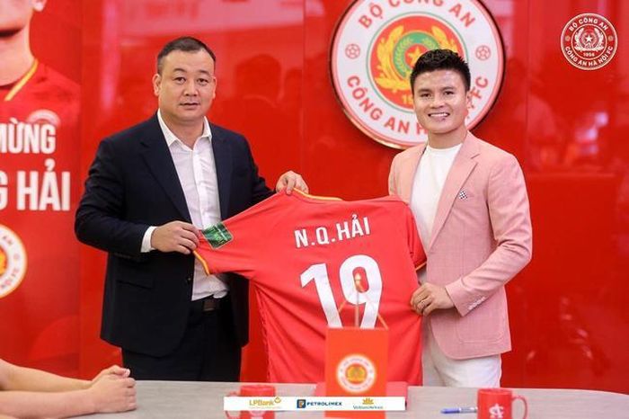 Quang Hải trong ngày ký hợp đồng với CLB Công an Hà Nội.