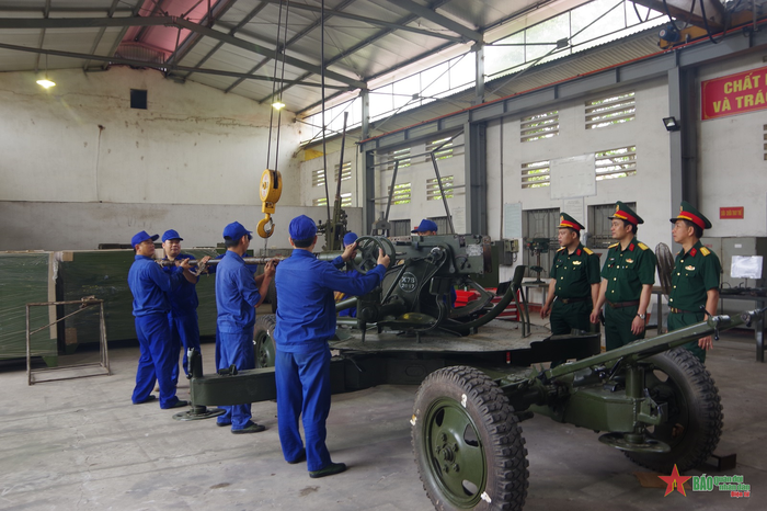Lãnh đạo Xưởng X78 kiểm tra công tác sửa chữa trang bị kỹ thuật tại đơn vị. Ảnh: HỮU VƯỢNG
