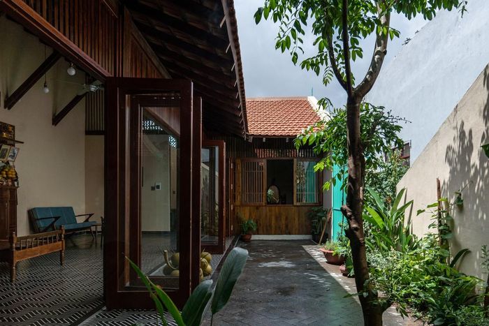 Là một kiến trúc sư, người con trai thiết kế một ngôi nhà mới dành tặng bố mẹ. Anh mong muốn tạo nên một không gian gần gũi, ấm cúng, khắc phục các vấn đề của nhà cũ và mang một màu sắc mới mẻ so với phong cách thường thấy ở khu dân cư.