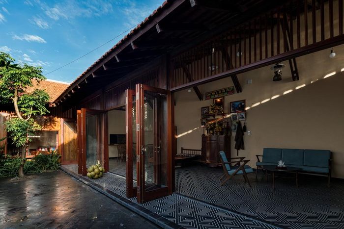 Hong ngu House được xây trên khu đất rộng 119 m2 tại TP Hồng Ngự, tỉnh Đồng Tháp. Nơi đây từng tọa lạc một ngôi nhà sàn cũ, có từ năm 1968. Tuy nhiên, theo thời gian, căn nhà không còn phù hợp với cuộc sống hiện đại.