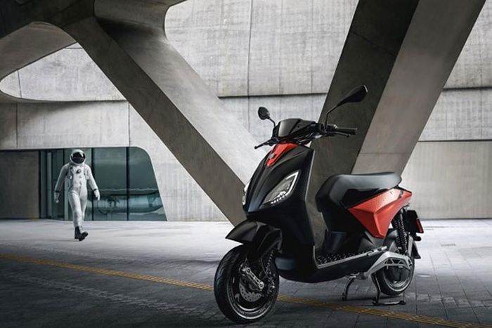 Piaggio 1 2023 được tích hợp giảm xóc trước ống lồng, trong khi phía sau là giảm xóc lò xo đôi tạo sự ổn định trong vận hành. Xe cũng được trang bị phanh đĩa cho cả bánh trước và bánh sau tạo sự an toàn cho người sử dụng trong quá trình vận hành. 