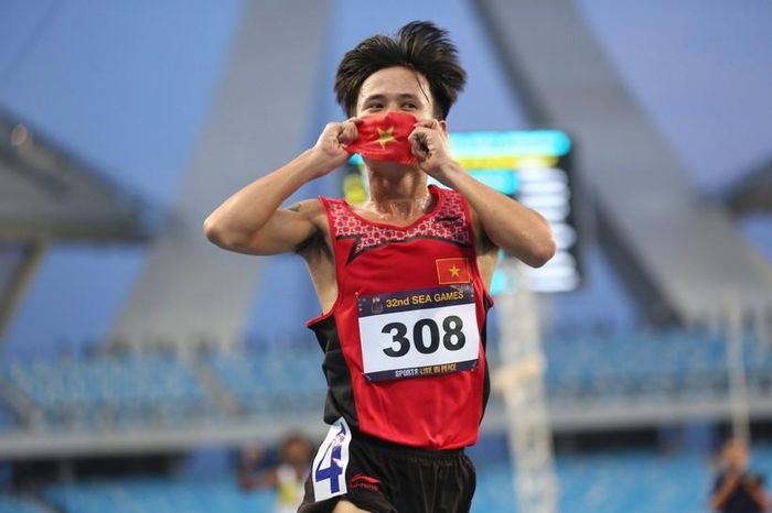 Nguyễn Trung Cường vui mừng với tấm Huy chương Vàng nội dung 3.000m vượt rào nam. 