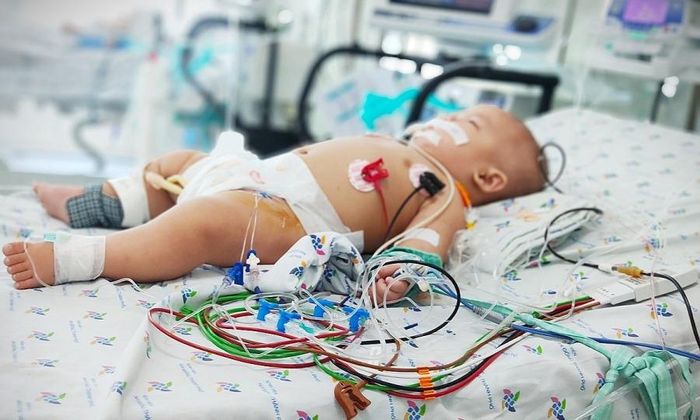 Số trẻ mắc tay chân miệng ngày một nhiều (Ảnh minh họa)