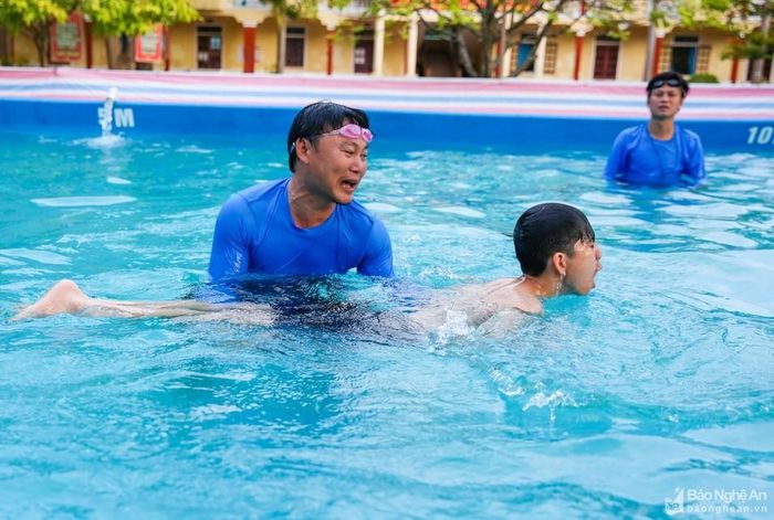 Một trong những trường học hiếm hoi có bể bơi để dạy cho học sinh. Ảnh tư liệu