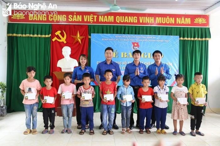 Bí thư Tỉnh đoàn Lê Văn Lương cùng đại diện Đoàn Khối Các cơ quan tỉnh trao tặng 10 suất quà cho 10 em nhỏ có hoàn cảnh khó khăn trên địa bàn huyện Quỳ Châu. Ảnh: Sỹ Bách