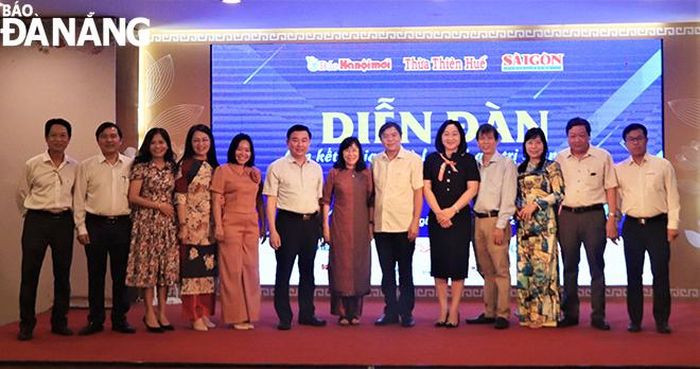 Lãnh đạo các báo Đảng địa phương chụp hình lưu niệm. Ảnh: ĐẮC MẠNH