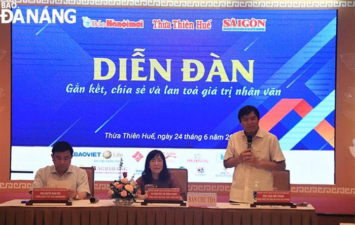 Chủ tọa diễn đàn. Ảnh: ĐẮC MẠNH