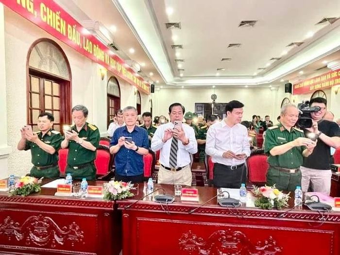 Các đại biểu dự hội nghị nhắn tin ủng hộ gia đình liệt sỹ có hoàn cảnh khó khăn.
