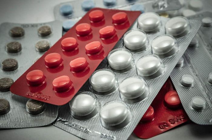Áp dụng các biện pháp kiểm soát đi tiểu và thay đổi lối sống được áp dụng trước khi quyết định sử dụng thuốc.
