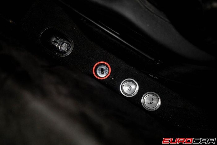  Chế độ Top Speed có thể được kích hoạt bằng một chìa khóa đặc biệt, giúp chiếc xe có thể đạt tốc độ tối đa lên đến 407 km/h. 