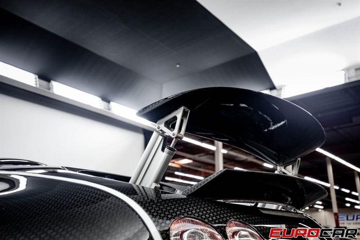  Cánh gió của Bugatti có nhiệm vụ tạo lực ép xuống mặt đường ở tốc độ cao, vừa là một phanh gió khi chiếc xe cần giảm tốc khẩn cấp. 